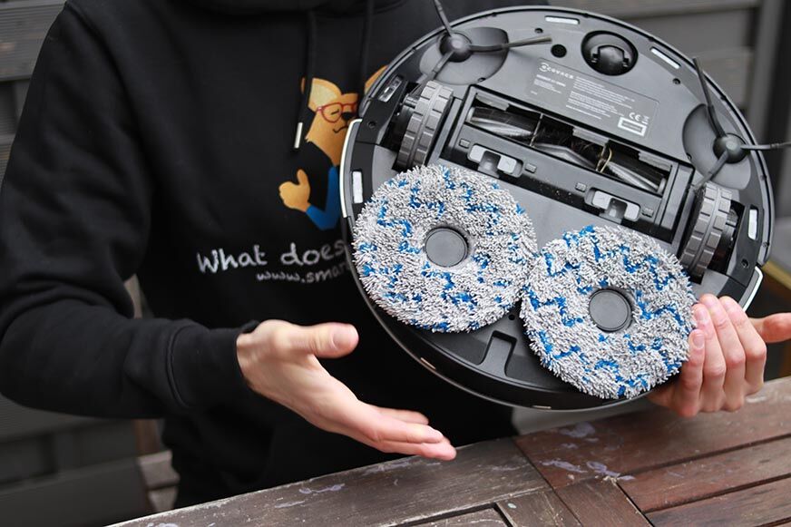 Две швабры Ecovacs Deebot X1 OMNI можно увидеть снизу.